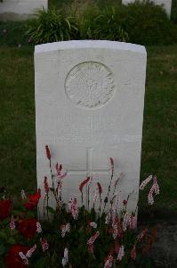 Dozinghem Military Cemetery - Cairns, T