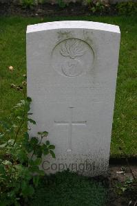 Dozinghem Military Cemetery - Cauchefert, Henry Charles