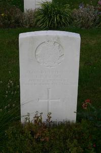 Dozinghem Military Cemetery - Clapp, L B