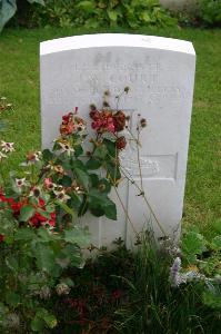 Dozinghem Military Cemetery - Court, J W