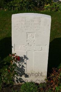 Dozinghem Military Cemetery - Cowan, R W