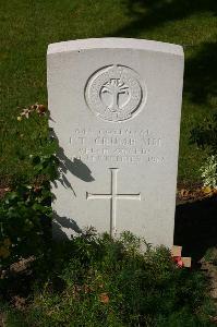 Dozinghem Military Cemetery - Crumb, J T