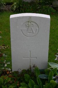 Dozinghem Military Cemetery - Cryer, George Arthur