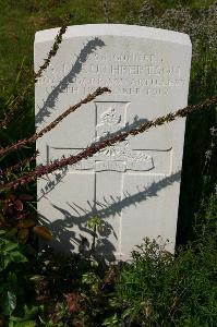 Dozinghem Military Cemetery - Cuthbertson, G P