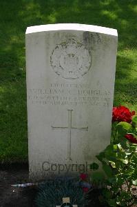 Dozinghem Military Cemetery - Douglas, William Campbell