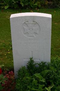 Dozinghem Military Cemetery - Duxbury, L