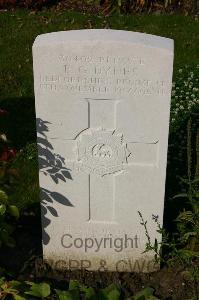 Dozinghem Military Cemetery - Dynes, Robert George