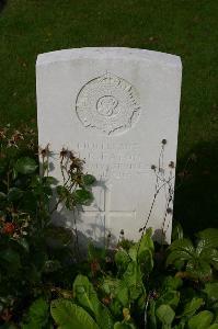 Dozinghem Military Cemetery - Eaton, J R