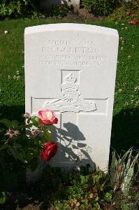 Dozinghem Military Cemetery - Eggleton, R