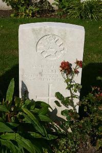 Dozinghem Military Cemetery - Ell, L