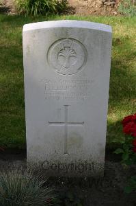 Dozinghem Military Cemetery - Ellicott, F