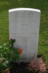 Dozinghem Military Cemetery - Farmery, J