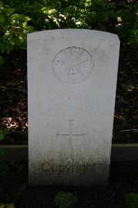 Dozinghem Military Cemetery - Farr, Frederick Llewellyn