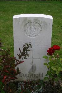 Dozinghem Military Cemetery - Farrow, W G