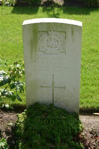 Dozinghem Military Cemetery - Fincham, J R