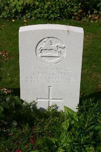 Dozinghem Military Cemetery - Fletcher, P