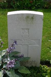 Dozinghem Military Cemetery - Fligg, W