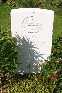 Dozinghem Military Cemetery - Flynn, Ernest John