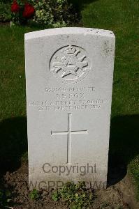 Dozinghem Military Cemetery - Fox, J F