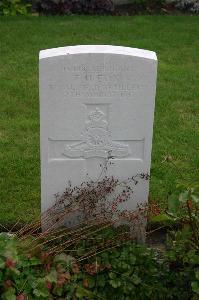 Dozinghem Military Cemetery - Fox, T H