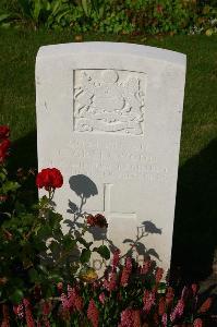 Dozinghem Military Cemetery - Greenwood, Clarence