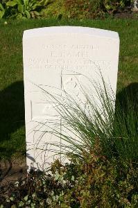 Dozinghem Military Cemetery - Hamel, F