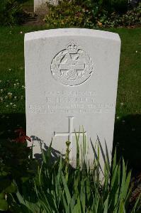 Dozinghem Military Cemetery - Hartley, E