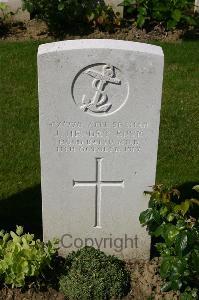 Dozinghem Military Cemetery - Hendry, James