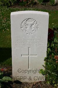 Dozinghem Military Cemetery - Henry, Douglas John Luther Martin