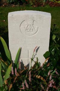 Dozinghem Military Cemetery - Hogarth, Benjaman