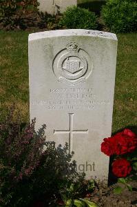 Dozinghem Military Cemetery - Holton, A W