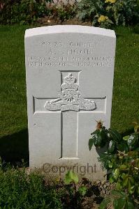 Dozinghem Military Cemetery - Hood, A T