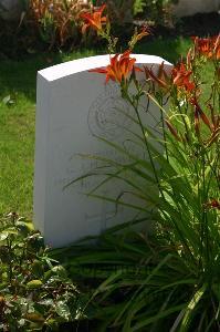 Dozinghem Military Cemetery - Howett, G J H