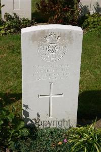 Dozinghem Military Cemetery - Ironside, A E