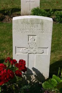 Dozinghem Military Cemetery - Ives, Lewis