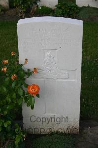 Dozinghem Military Cemetery - Jeremy, David