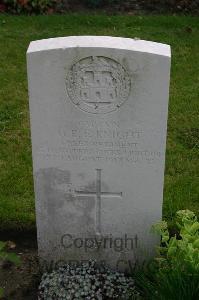 Dozinghem Military Cemetery - Knight, Gerald Robert Frank