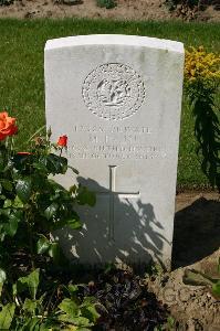 Dozinghem Military Cemetery - Lain, M