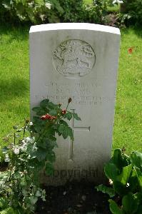 Dozinghem Military Cemetery - Lamb, M