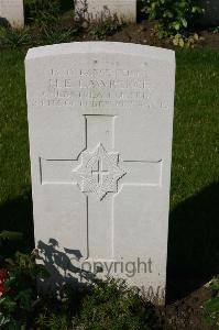 Dozinghem Military Cemetery - Lawrence, H E