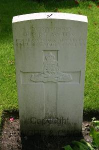 Dozinghem Military Cemetery - Lawton, F C R