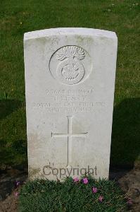 Dozinghem Military Cemetery - Leary, T