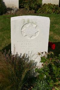 Dozinghem Military Cemetery - Leggett, R