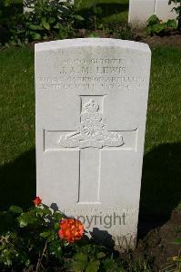 Dozinghem Military Cemetery - Lewis, John Arthur Morgan