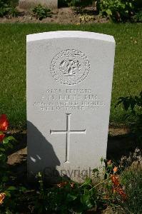 Dozinghem Military Cemetery - Litts, P M