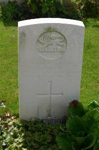 Dozinghem Military Cemetery - Liver, T