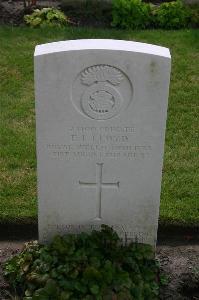 Dozinghem Military Cemetery - Lloyd, Ernest Ivor