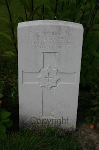 Dozinghem Military Cemetery - Lloyd, S