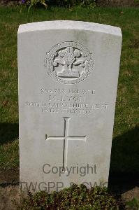 Dozinghem Military Cemetery - Lyon, M