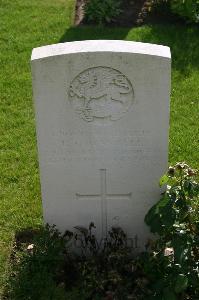 Dozinghem Military Cemetery - Mantell, Bernard George